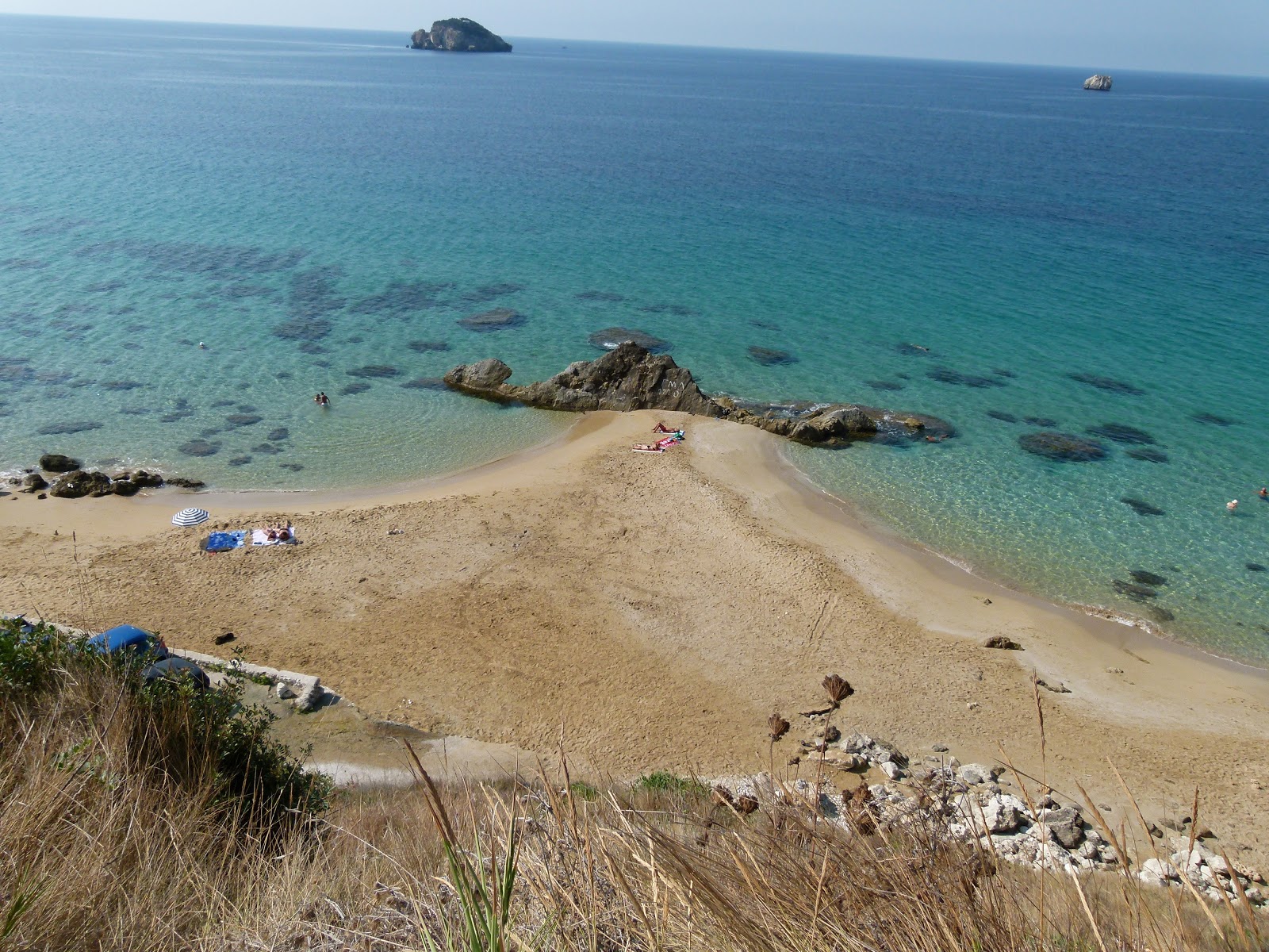 Photo de Paliolinos beach avec sable brun de surface