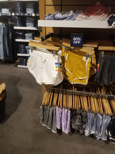 Clothing Store «Aéropostale», reviews and photos, 200 Baychester Ave, Bronx, NY 10475, USA