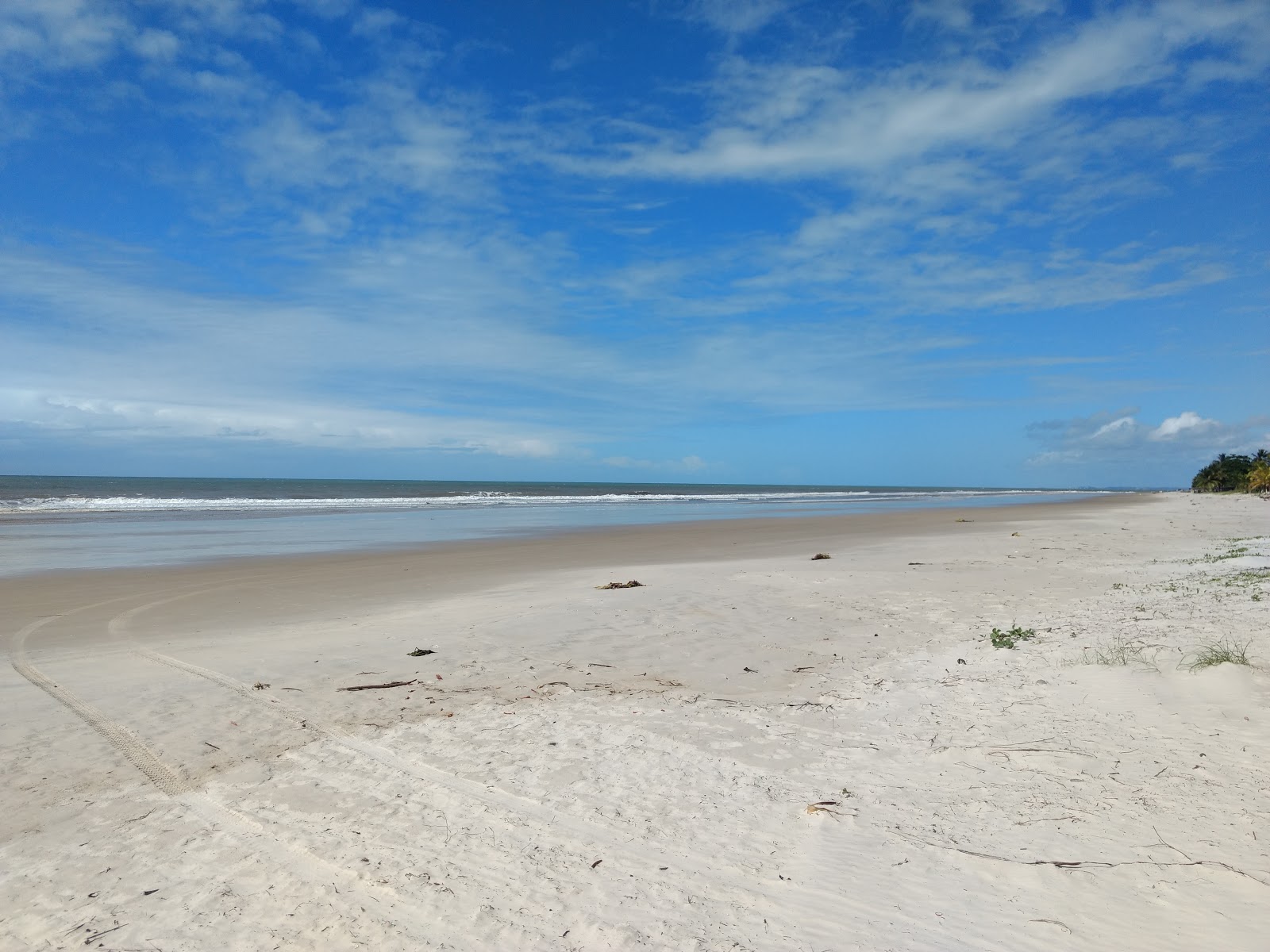 Foto von Praia de Mamoa mit heller feiner sand Oberfläche