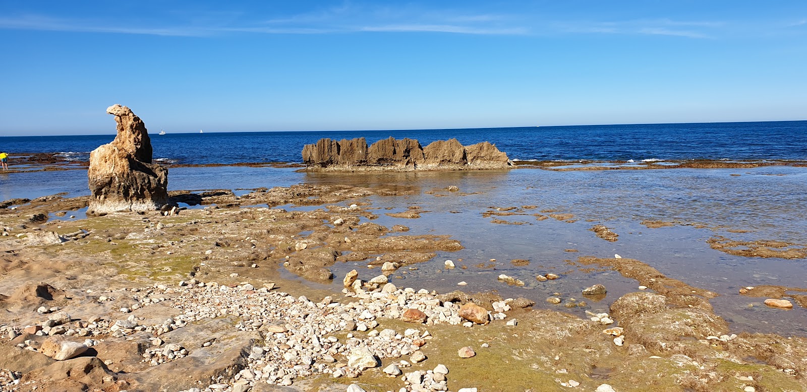 Photo de Playa les rotes denia avec l'eau bleu de surface