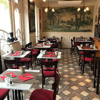 Atmosphère du Restaurant français Restaurant Le Petit Pont à Joinville-le-Pont - n°14