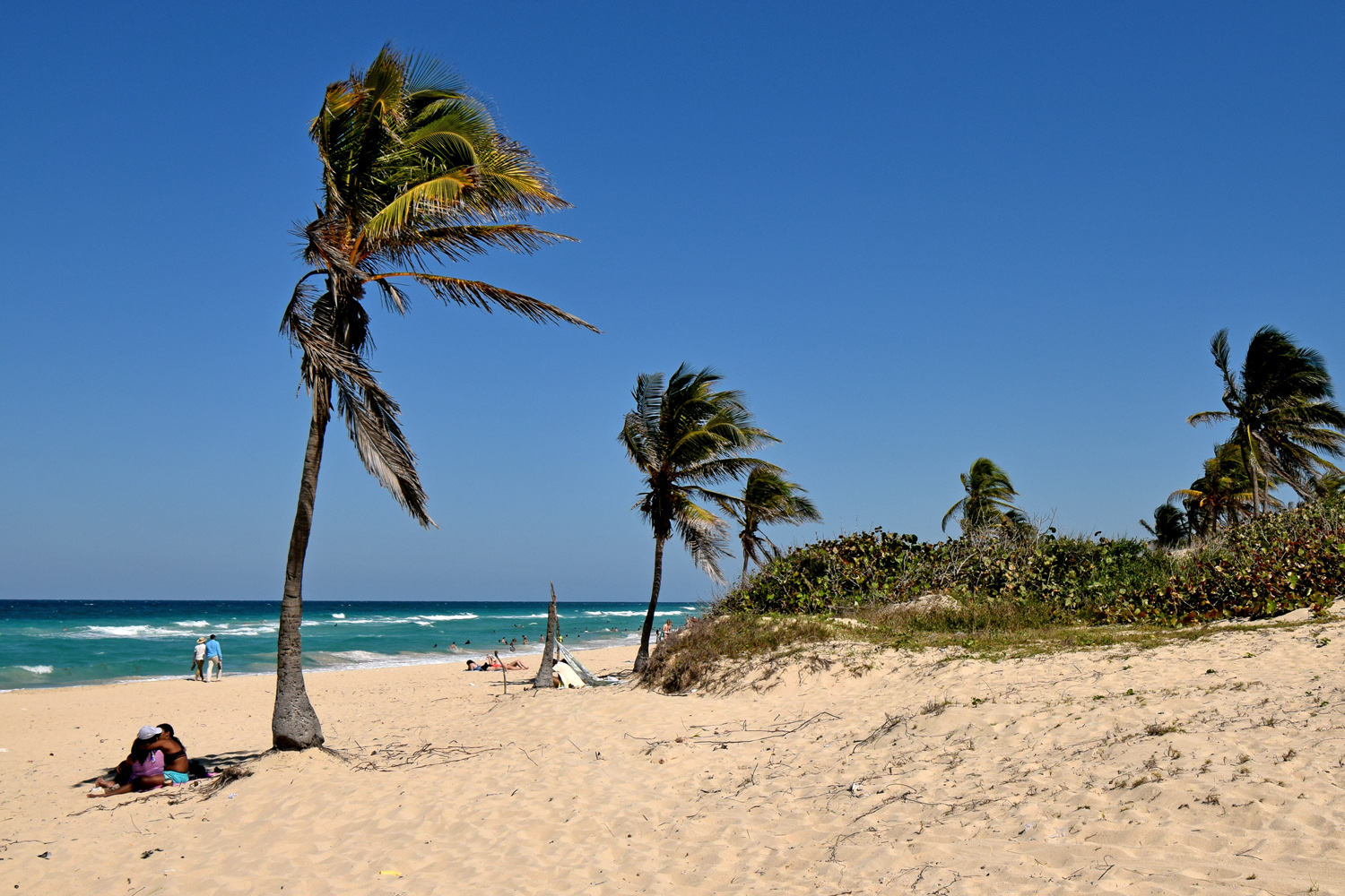 Photo de Playa Megano avec rivage droit, long