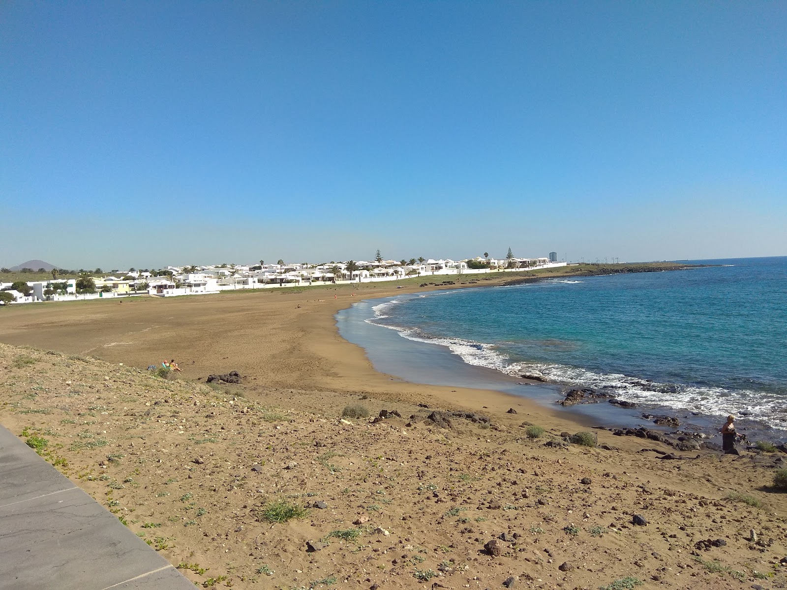 Zdjęcie Playa de la Concha z powierzchnią brązowy piasek