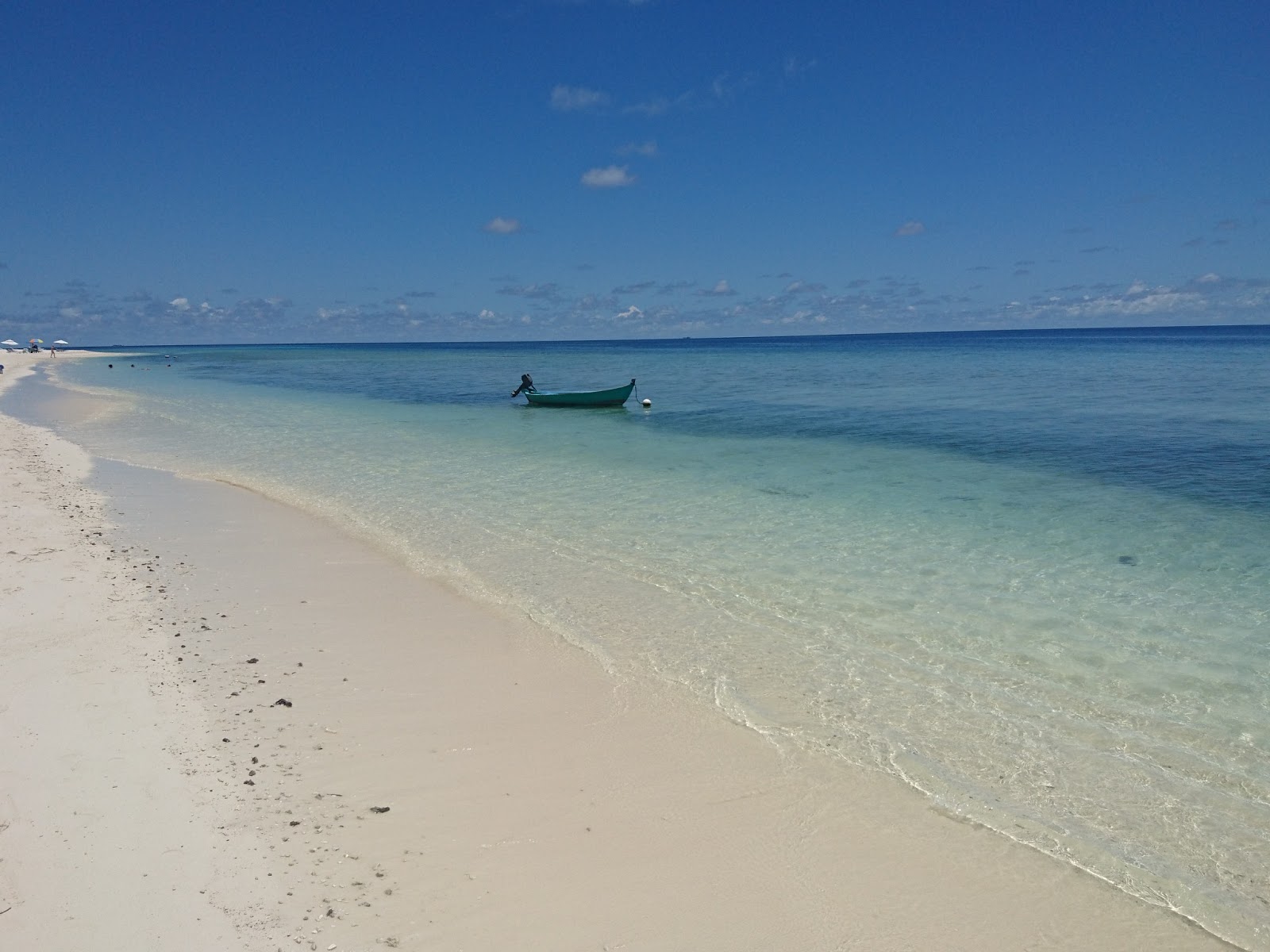 Photo of Ukulhas Beach and the settlement