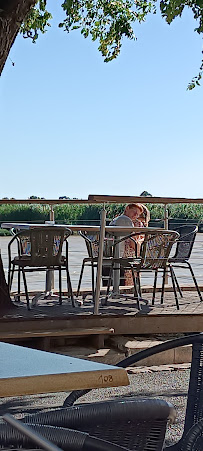 Atmosphère du Restaurant Au Pont Suspendu à Tonnay-Charente - n°3