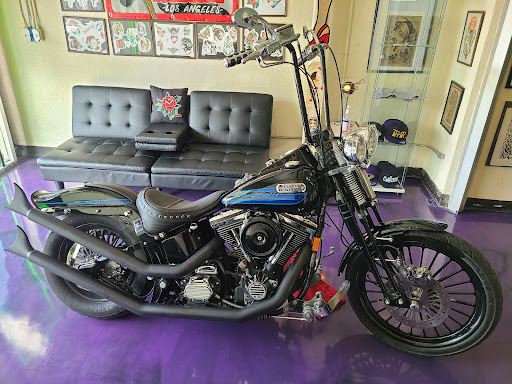 Explore feather tattoo ideas for men, creative tattoo ideas in Los Angeles, available at Tinta Rebelde hardcore tattoo