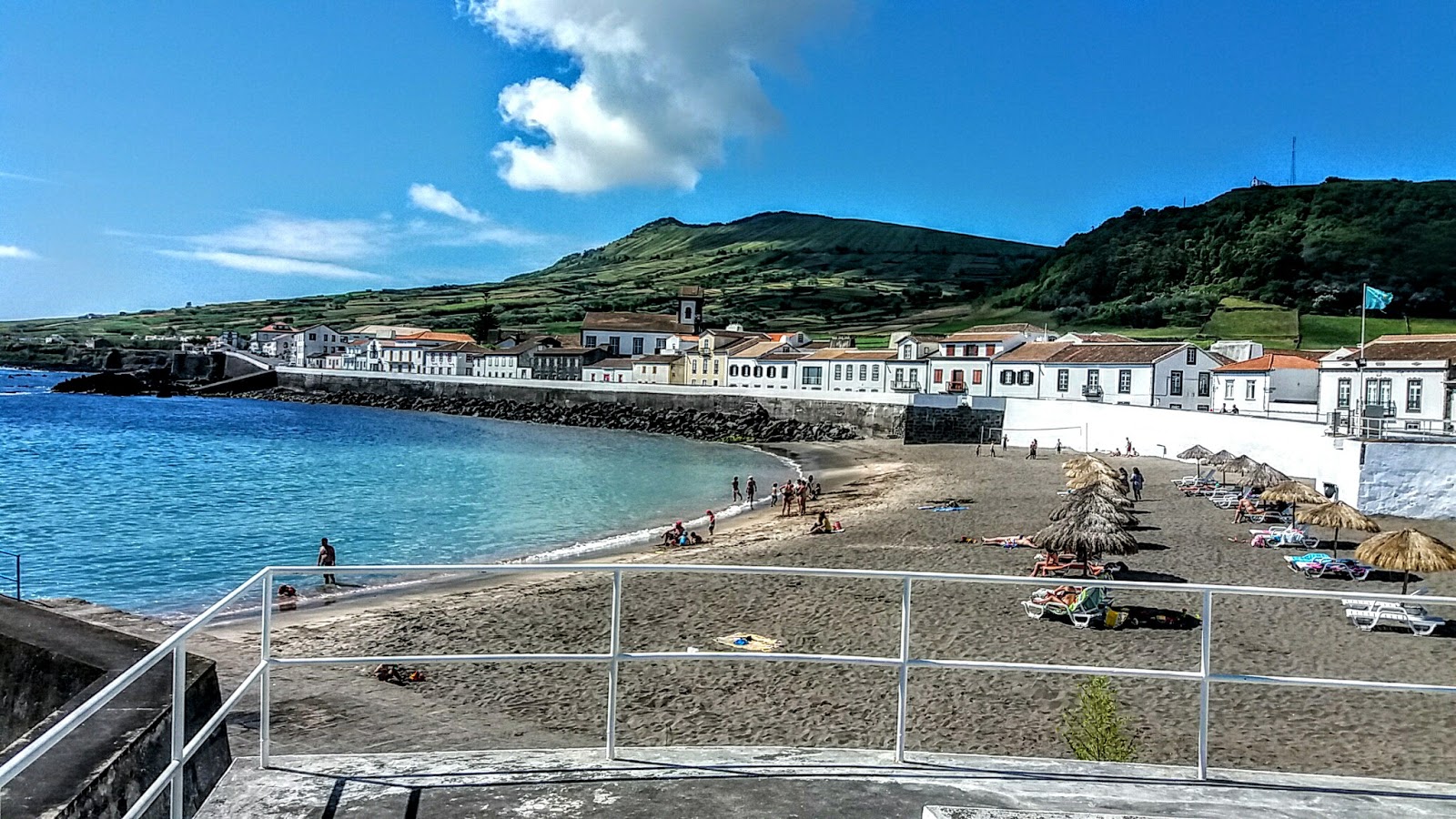 Foto von Praia de Sao Mateus mit grauer sand Oberfläche