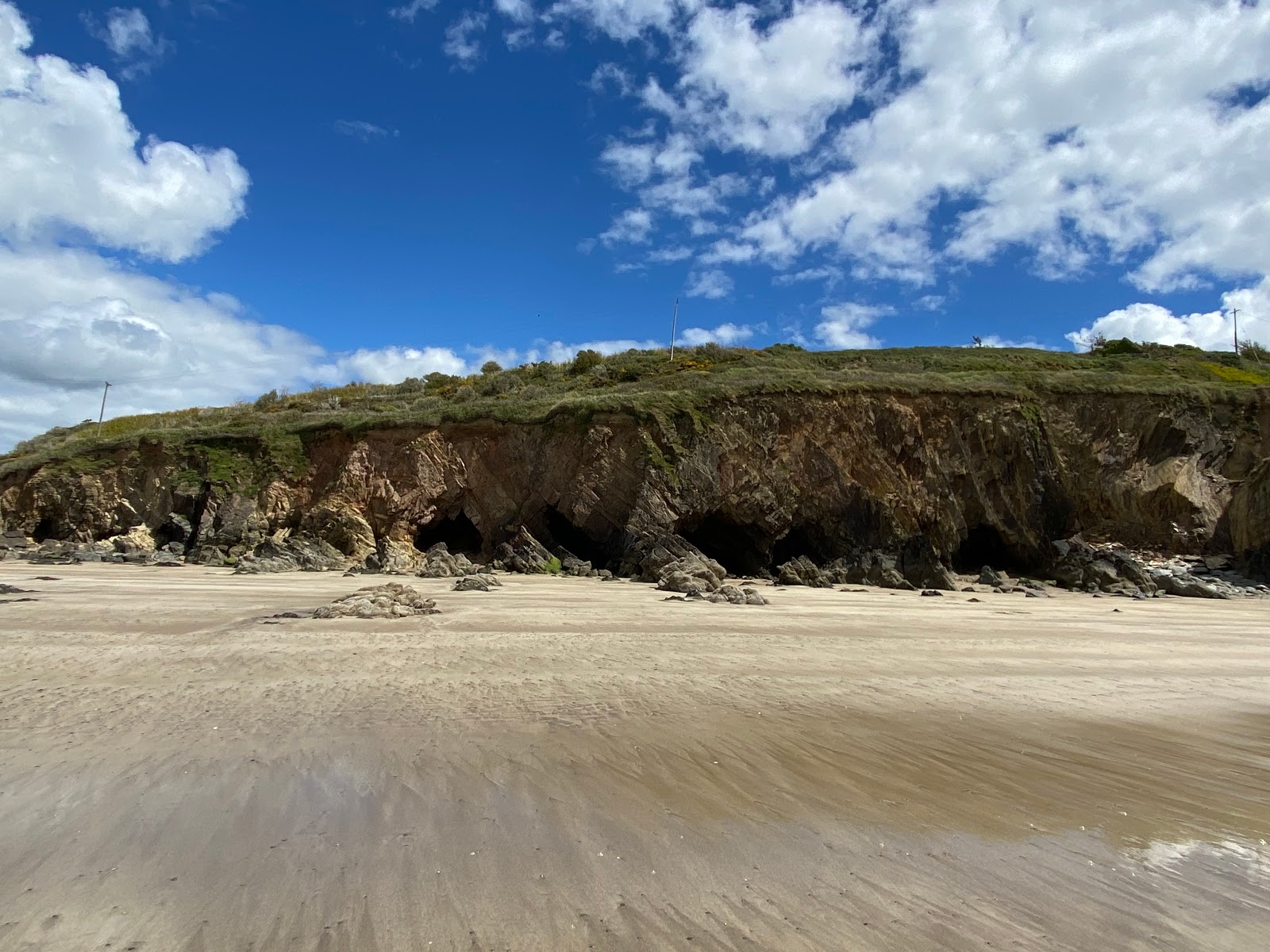 Photo de White Bay Beach entouré de montagnes