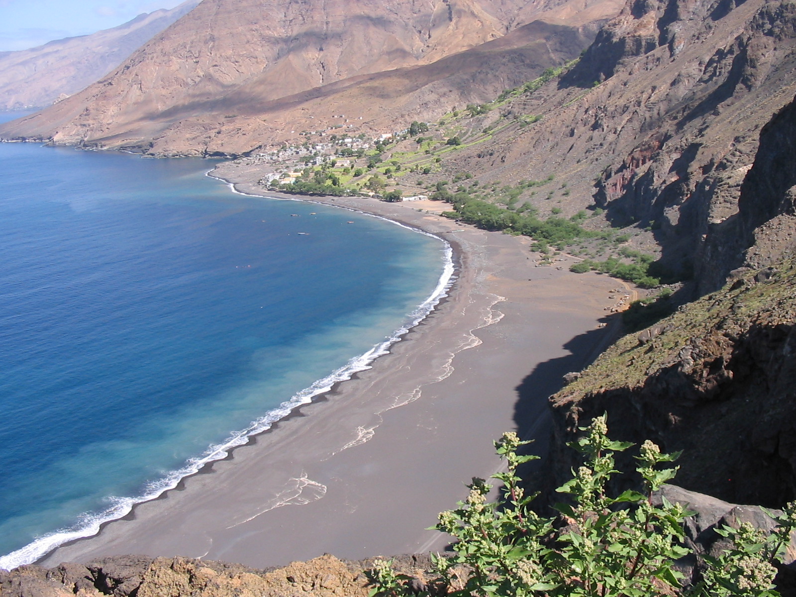 Foto de Tarrafal Beach rodeado por montanhas