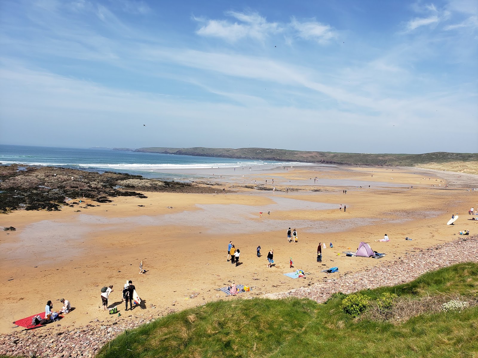 Foto de Freshwater West beach con recta y larga