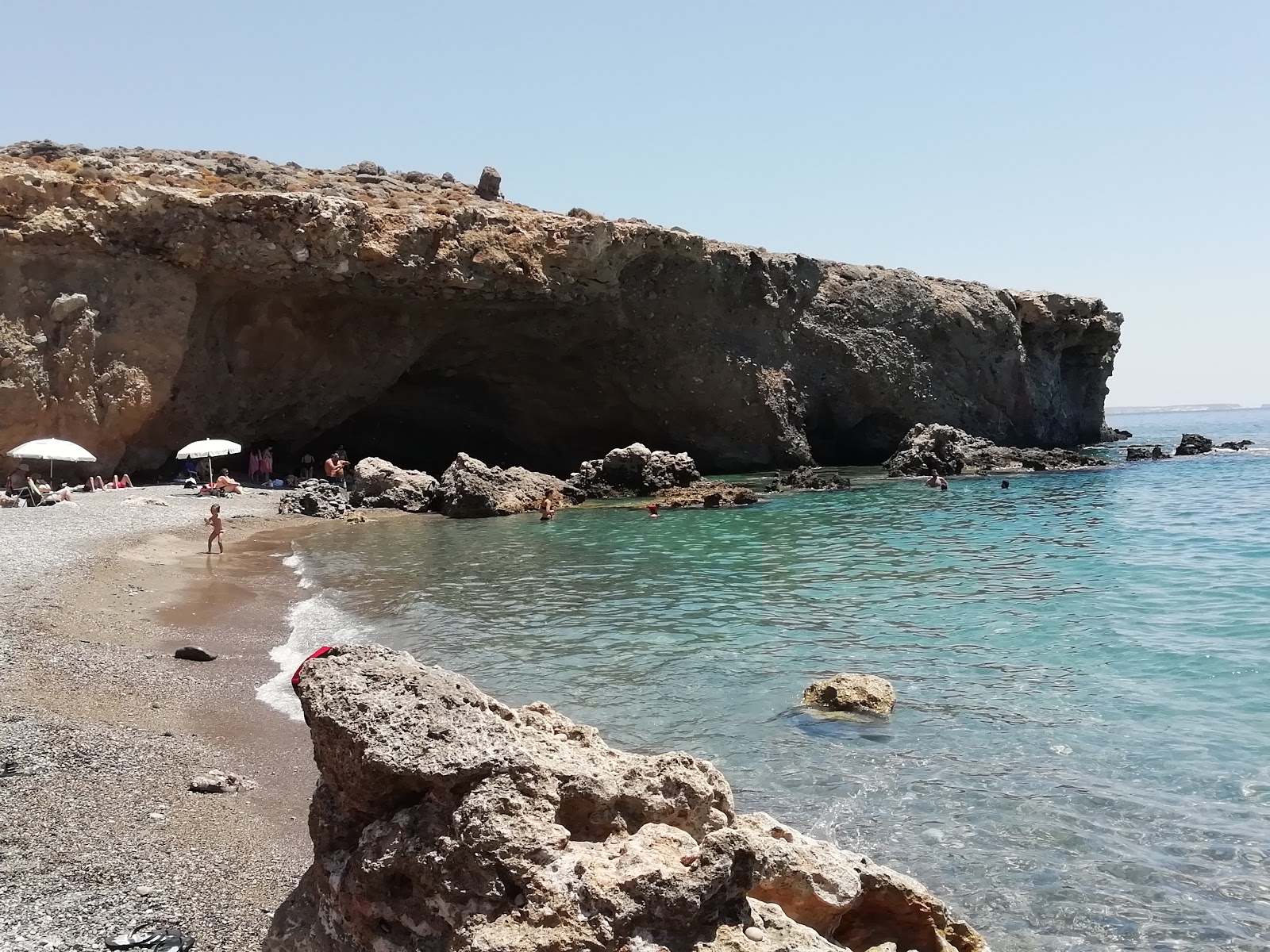 Photo of Anaskelou beach backed by cliffs