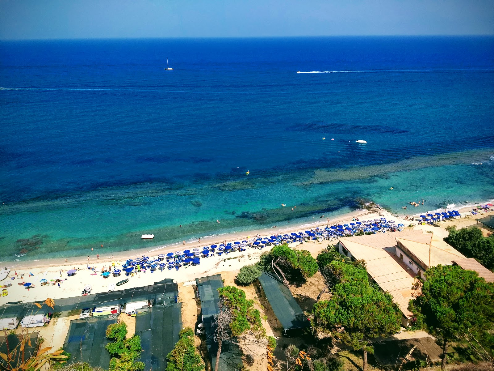 Foto av Spiaggia la Scalea med beige sand yta