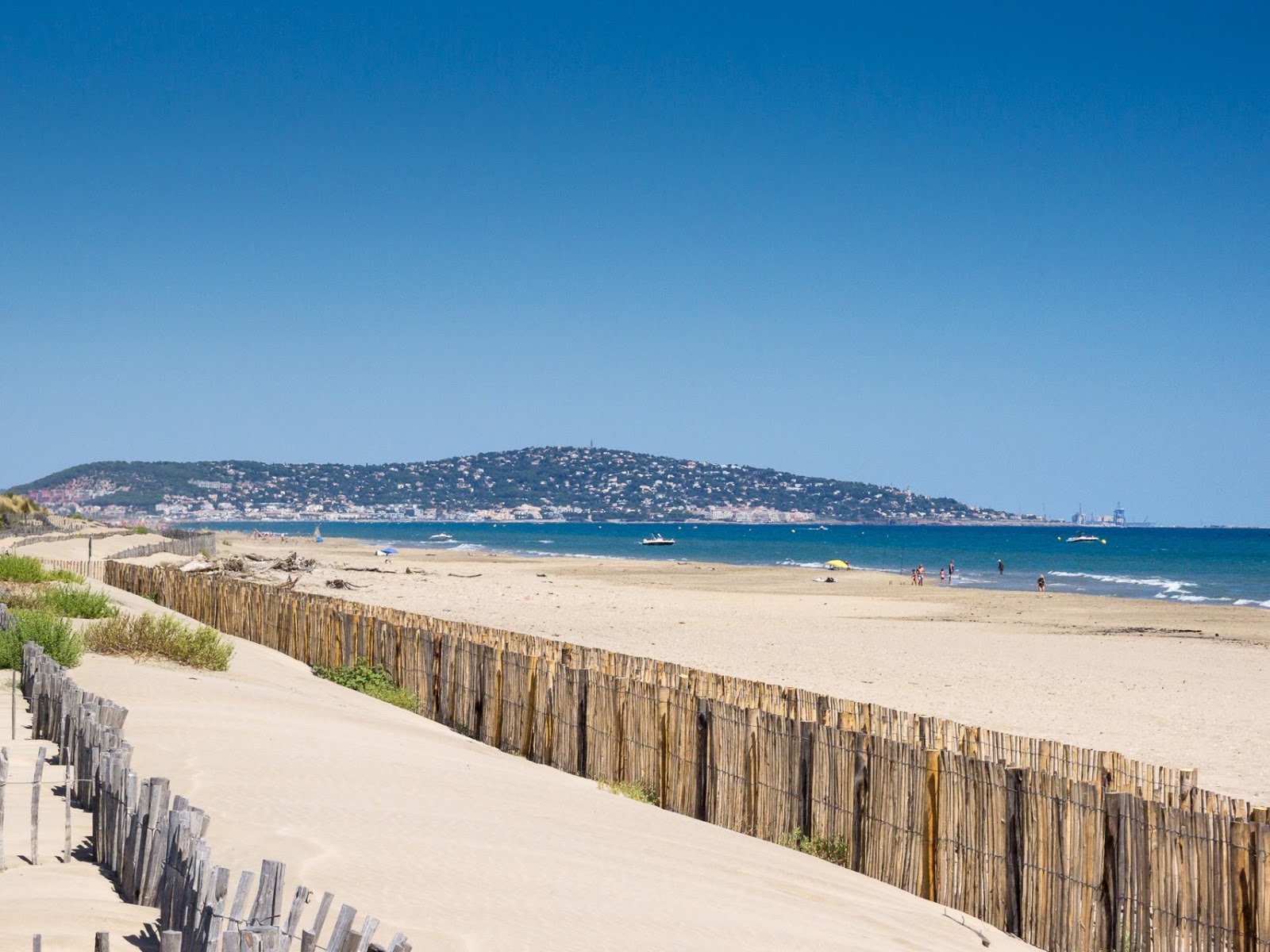 Foto van Castellas beach met helder fijn zand oppervlakte