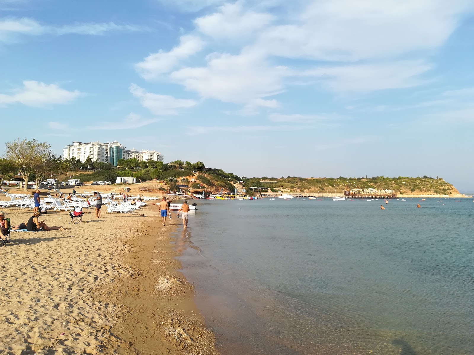 Didim resort beach'in fotoğrafı turkuaz saf su yüzey ile
