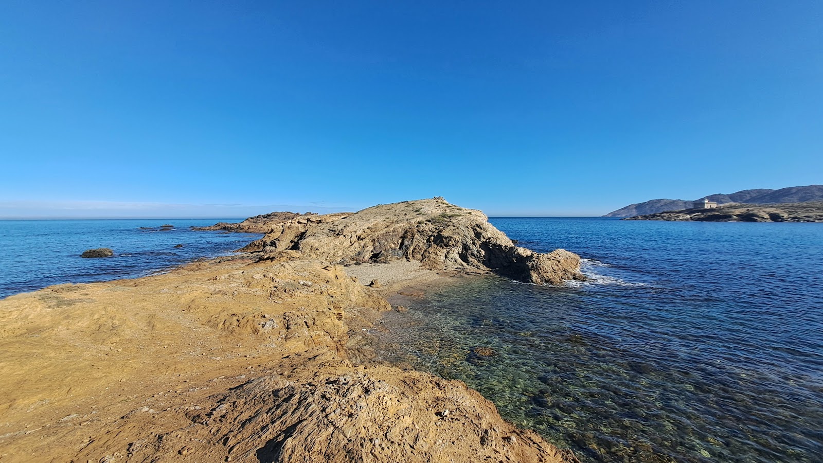 Photo de Platja de Cap de Bol entouré de montagnes