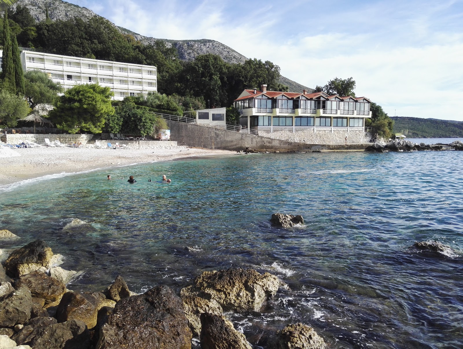 Foto de Orphee beach com pequena baía