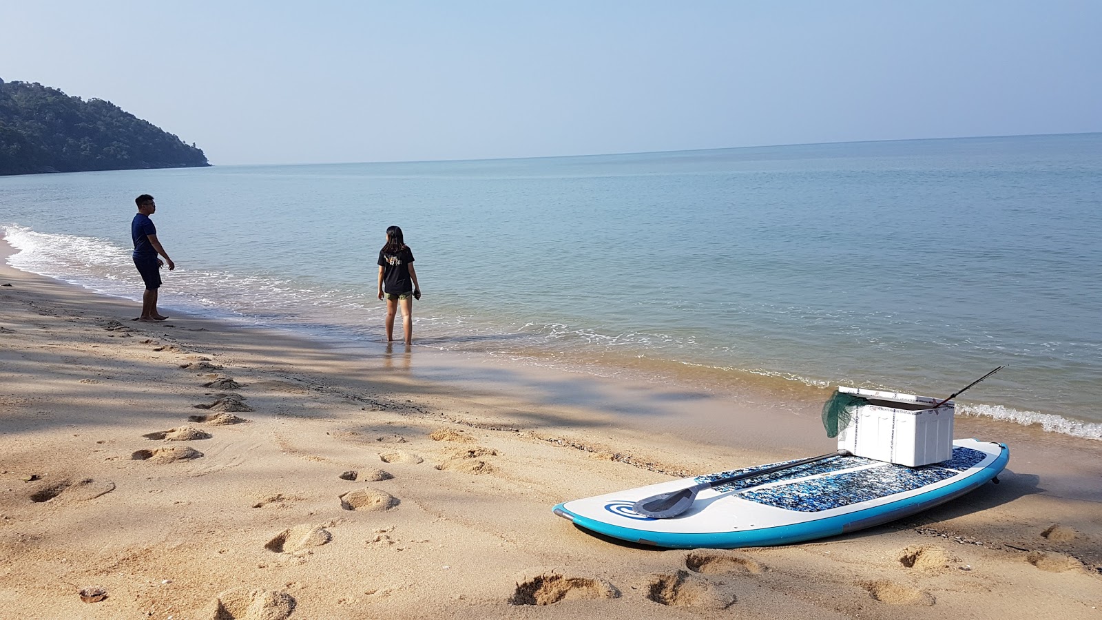 Foto di Long Sand Beach circondato da montagne