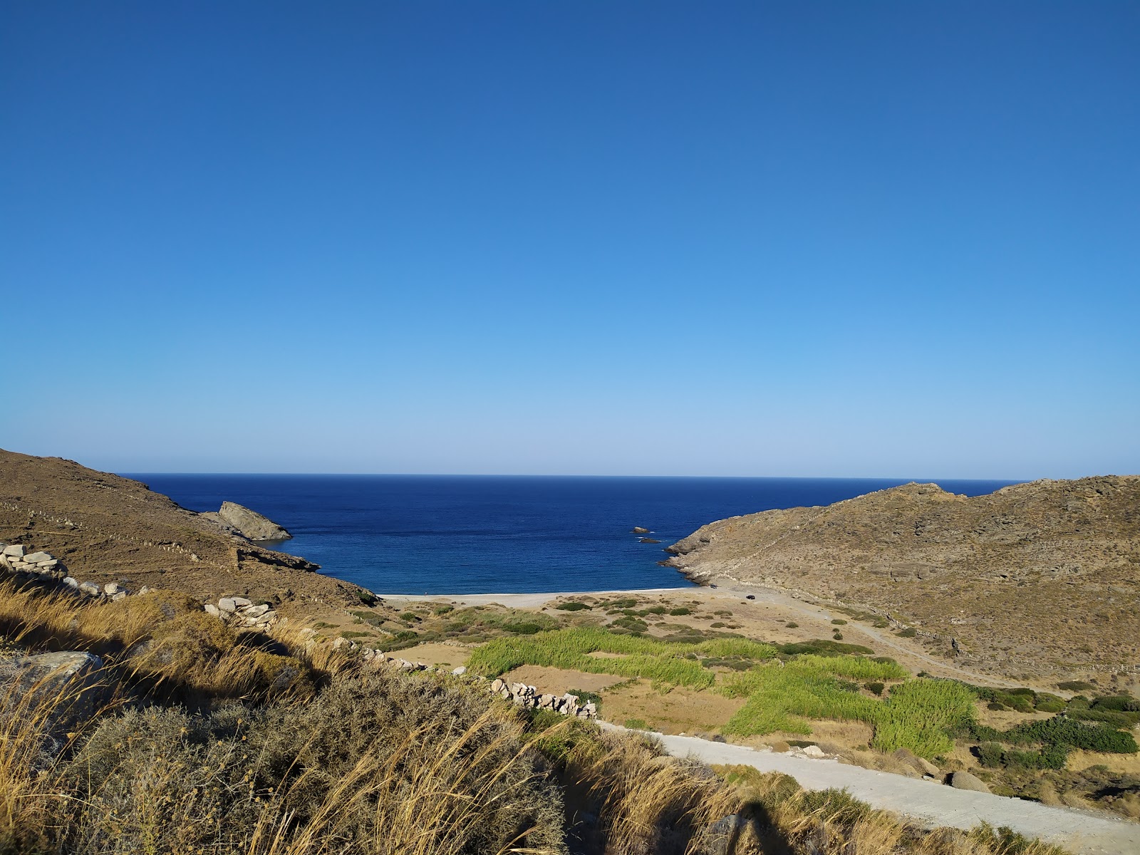 AI Giannis Onions Beach'in fotoğrafı turkuaz saf su yüzey ile