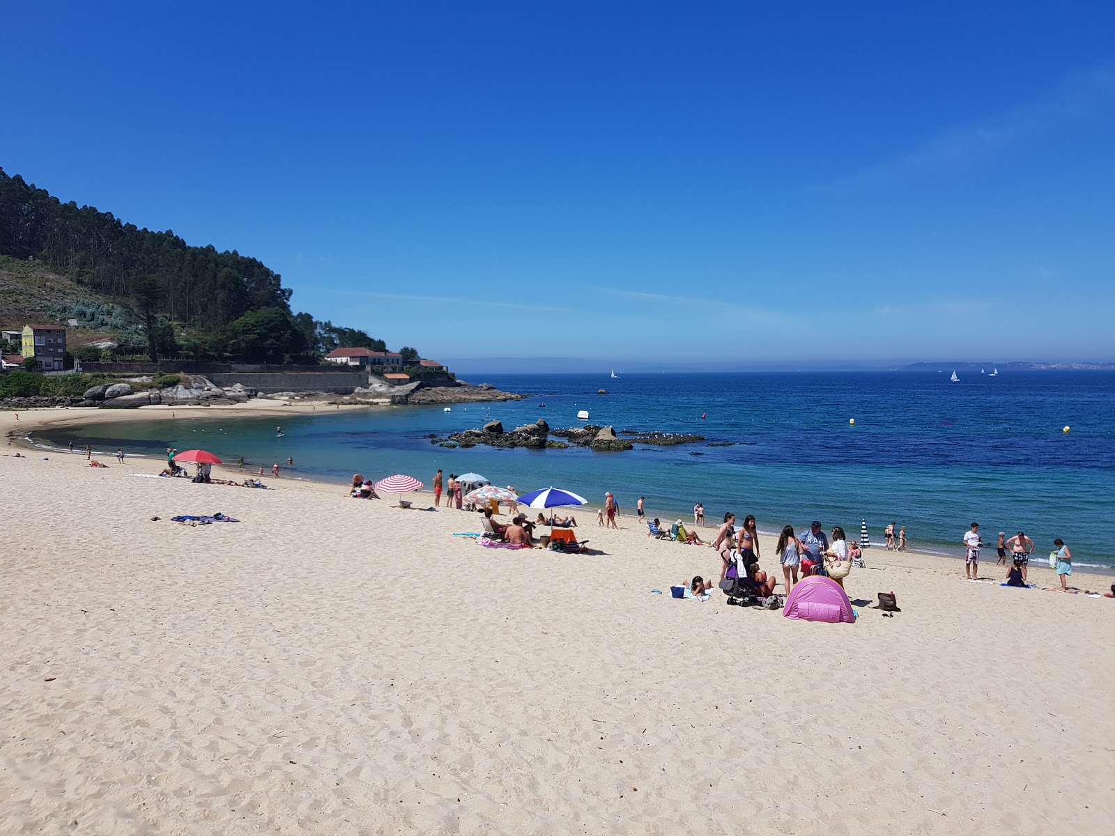 Fotografie cu Praia de Loira cu o suprafață de apa pură turcoaz