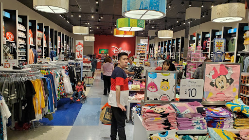 Toy Store «Disney Store», reviews and photos, 5220 Fashion Outlets Way, Rosemont, IL 60018, USA