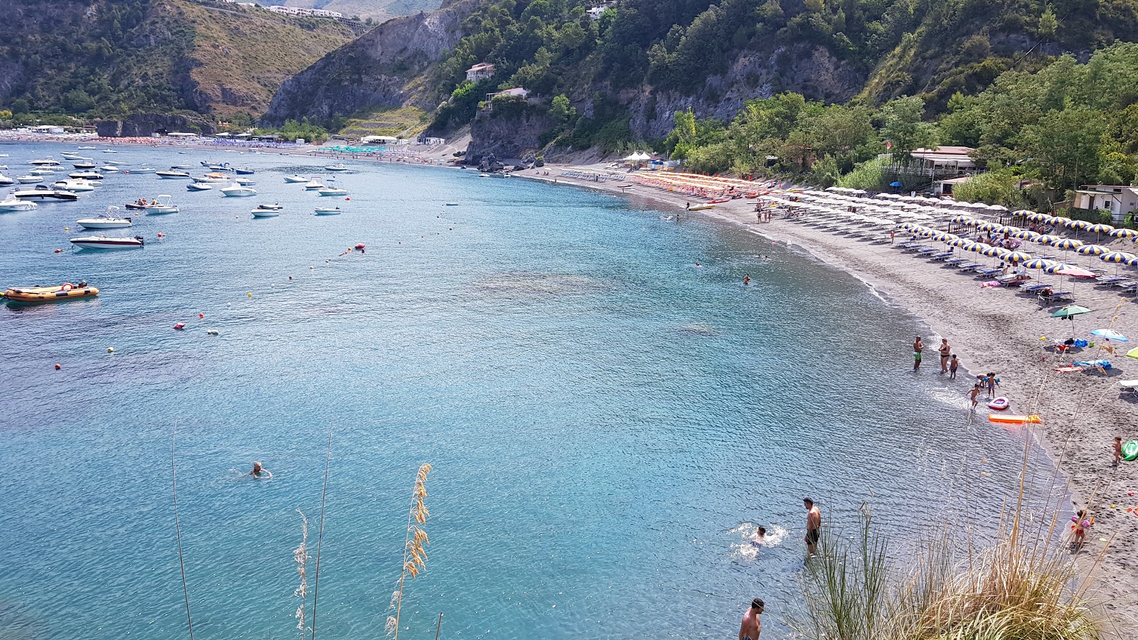 Valokuva Spiaggia San Nicola Arcellaista. tukeutunut kallioilla