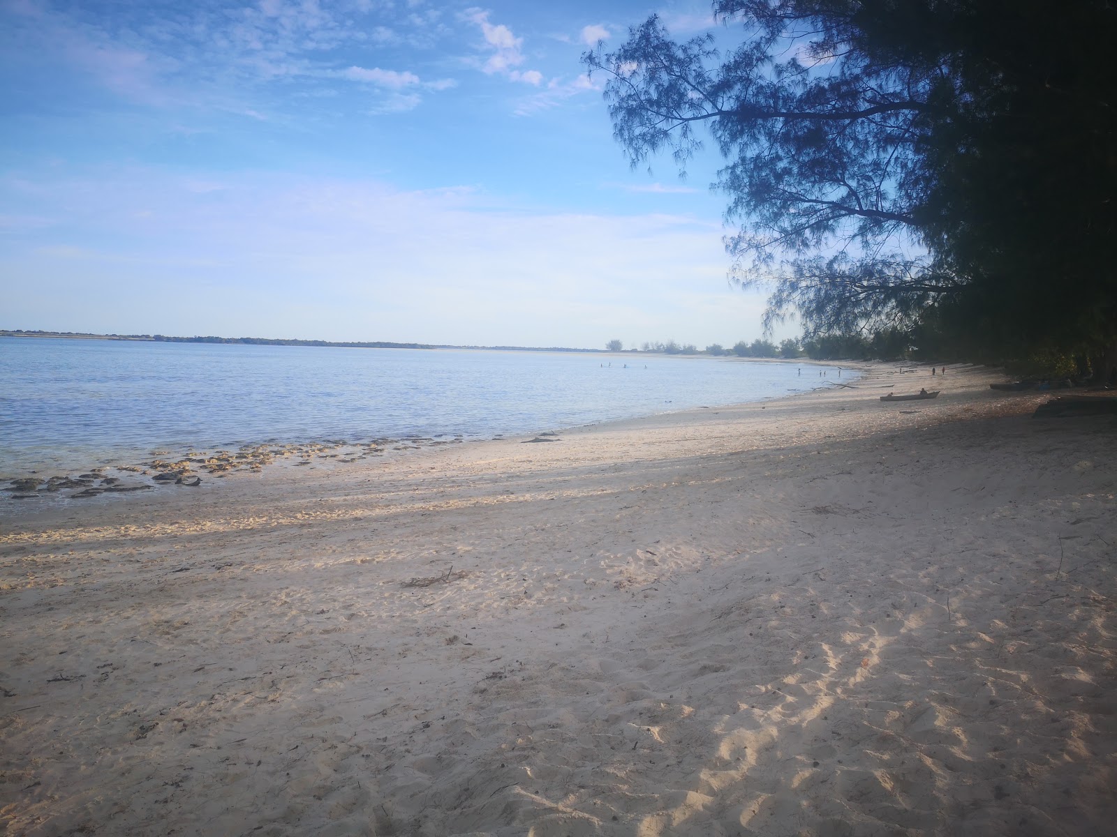 Foto de Manefi Beach com areia brilhante superfície