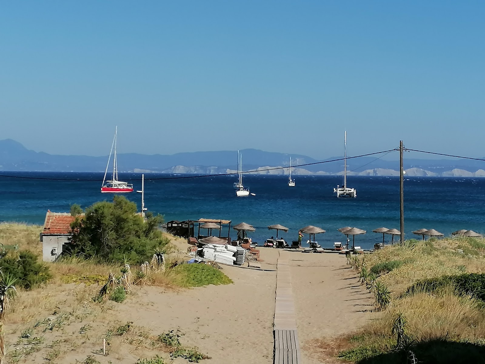 Foto von Ereikoussa Beach von Klippen umgeben