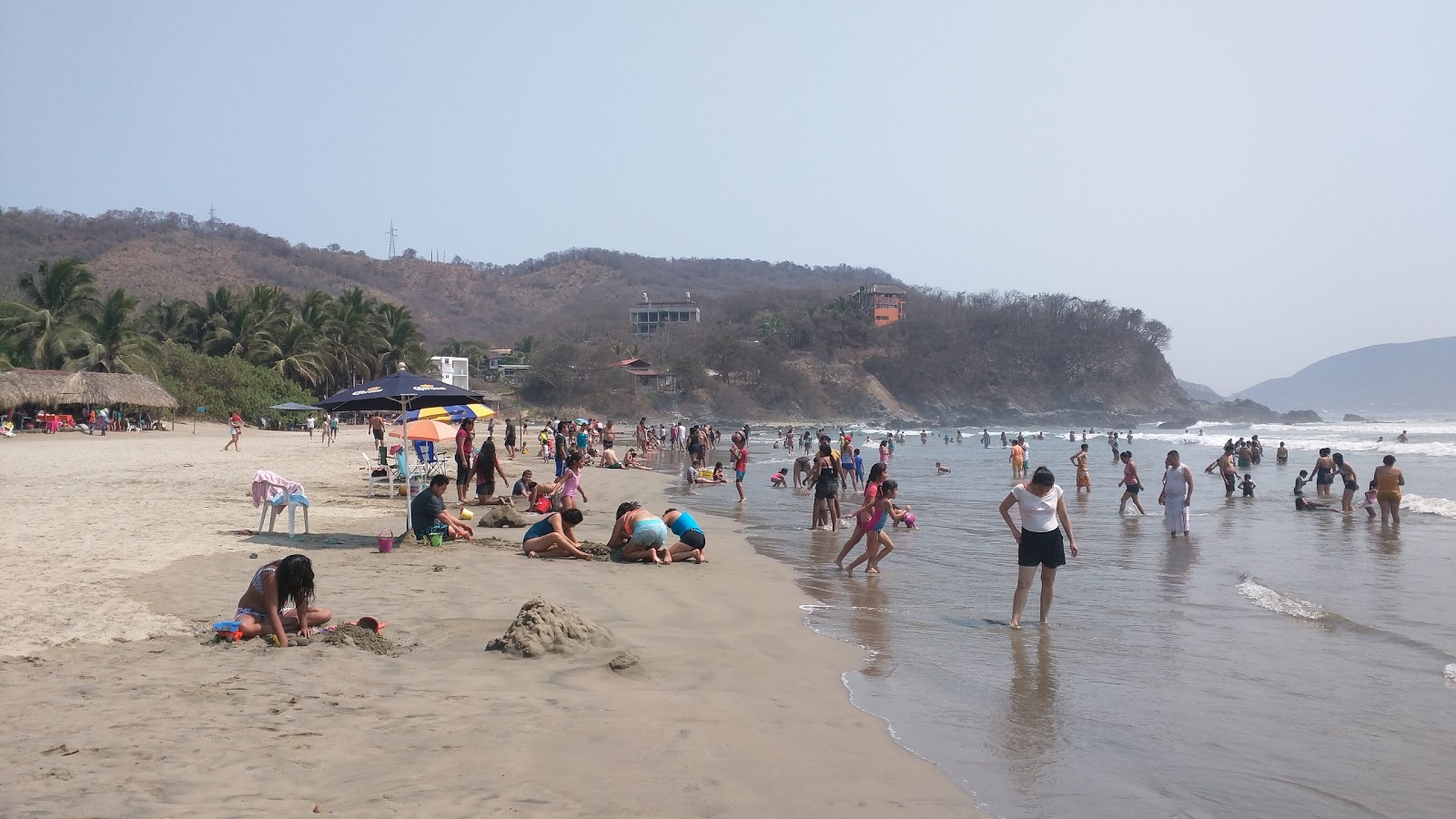 Playa Ojo De Agua'in fotoğrafı uçurumlarla desteklenmiş