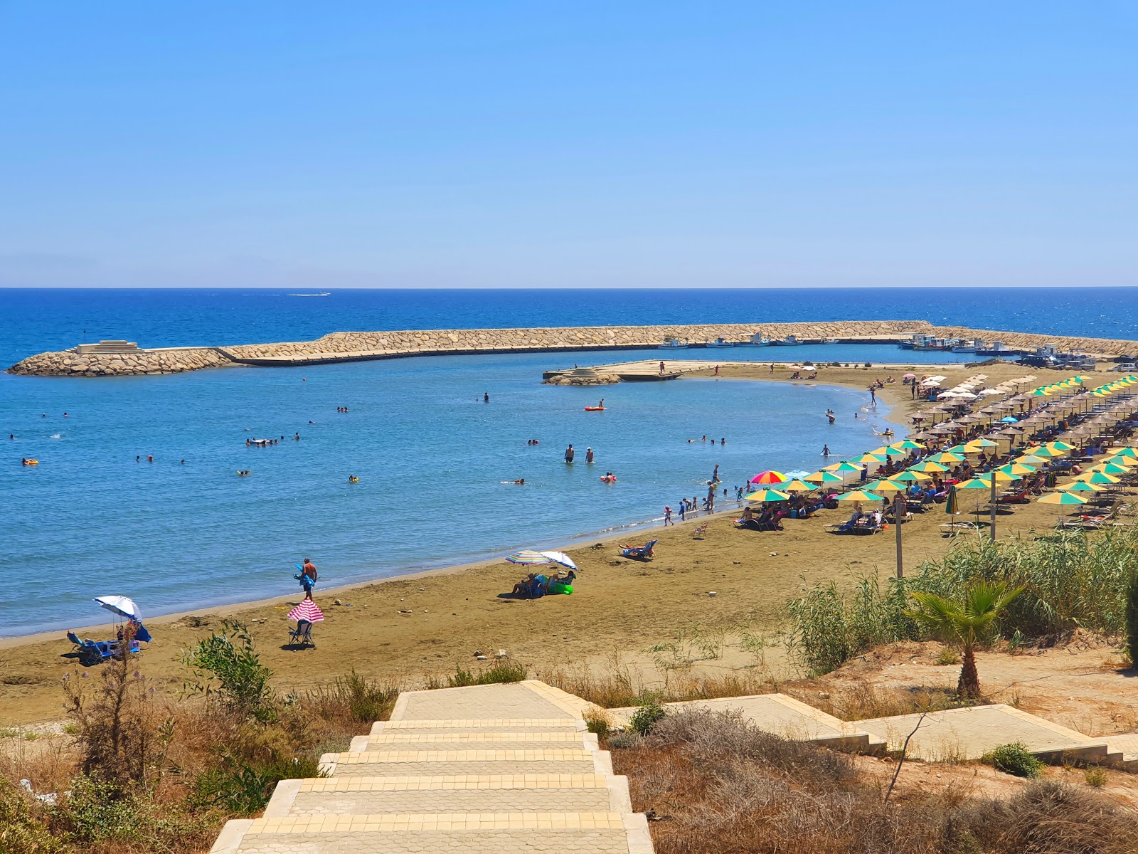 Photo de Alaminos beach zone des équipements