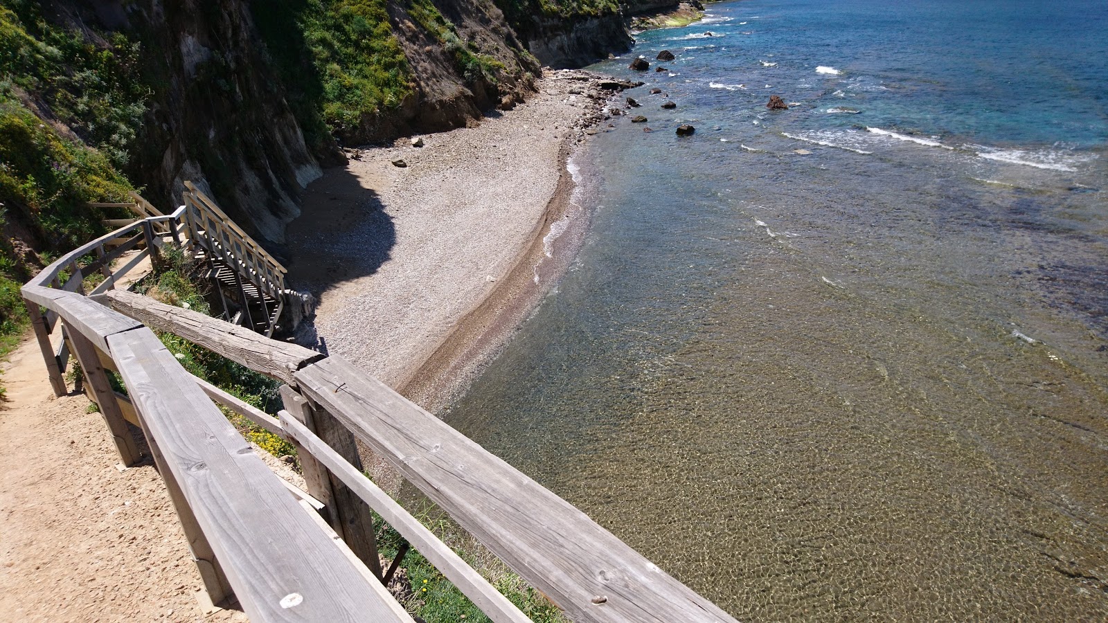 Fotografie cu Pedraladda cu o suprafață de pietricel maro