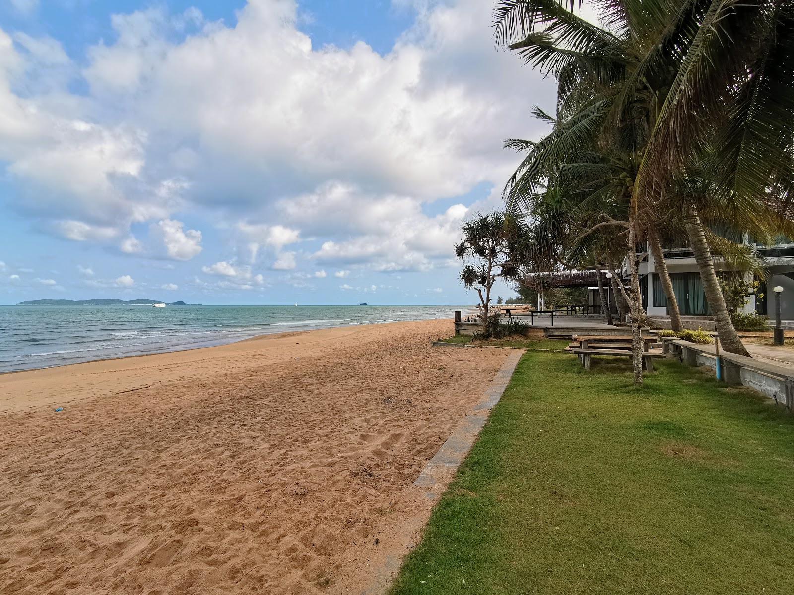 Foto de Hat Son Beach com areia brilhante superfície