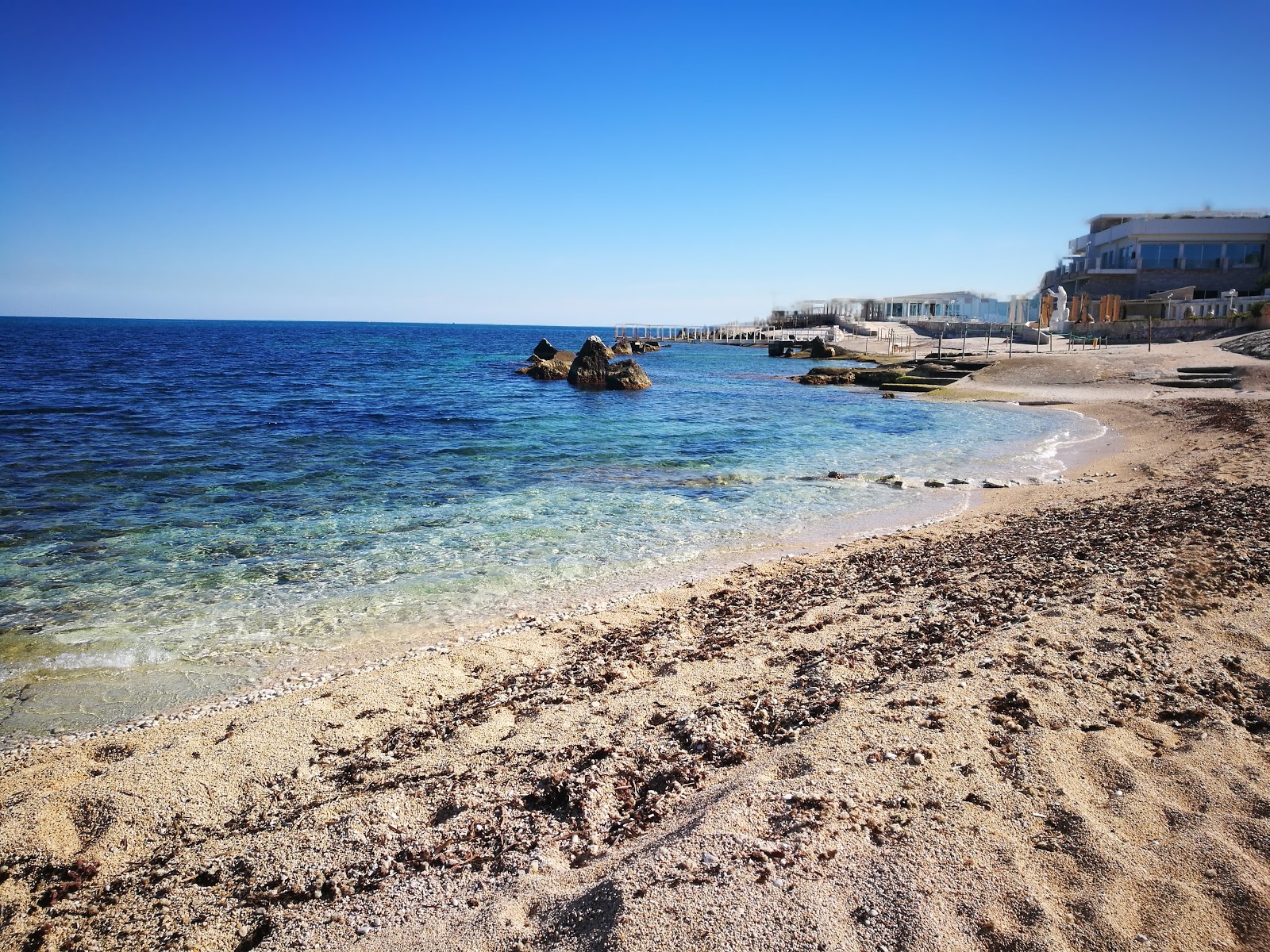 Foto van Riva del Sole met zand met stenen oppervlakte