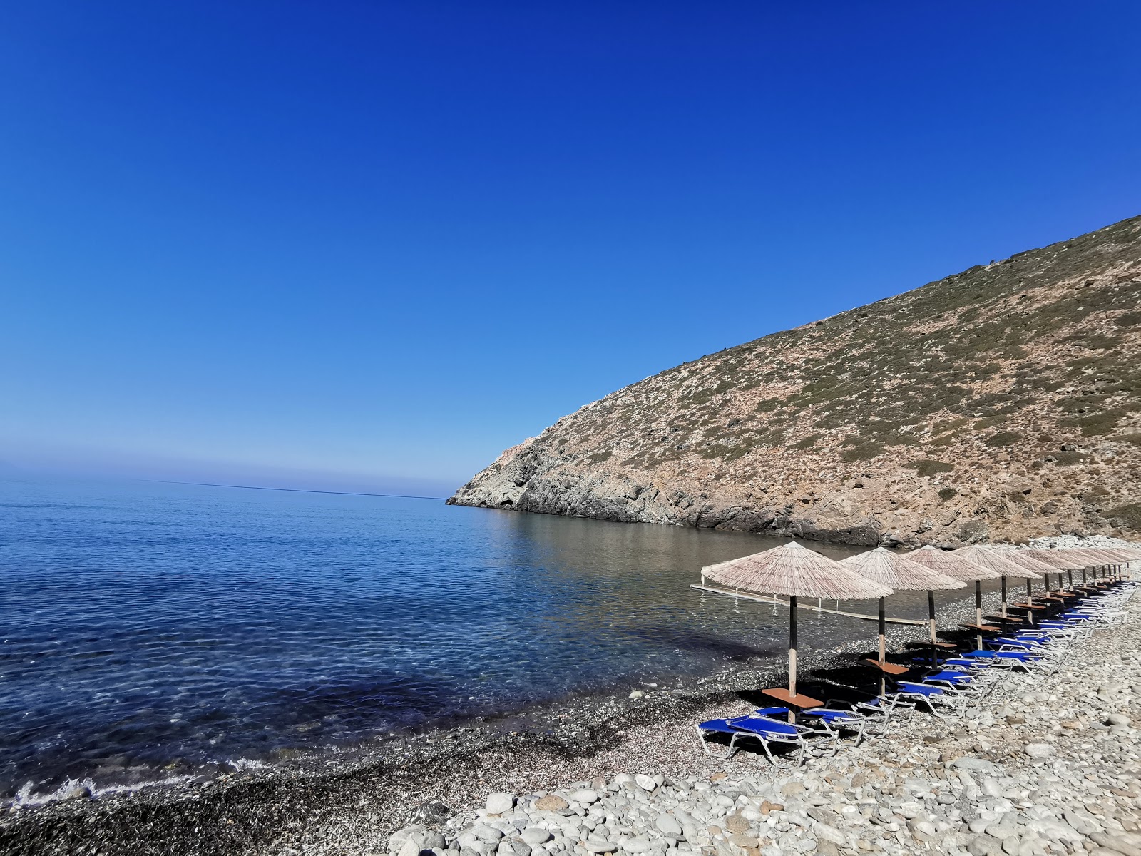 Fotografie cu Vroulidia beach cu o suprafață de apa pură turcoaz