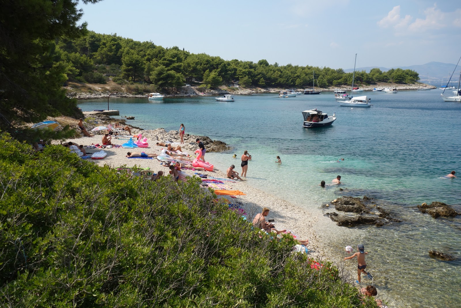 Φωτογραφία του Glorija beach με μπεζ βότσαλα επιφάνεια