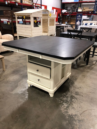 Flea Market «Springfield Flea Market & Gifts», reviews and photos, 1325 E Trafficway St, Springfield, MO 65802, USA