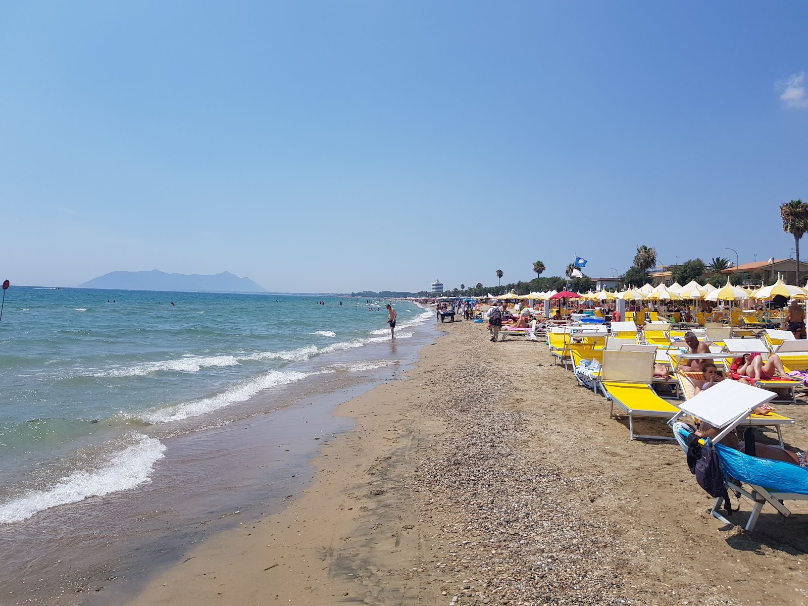 Terracina Beach II的照片 带有棕沙表面