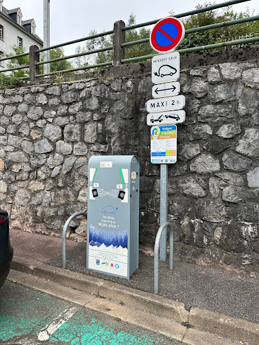 Borne de recharge de véhicules électriques RÉVÉO Charging Station Balma