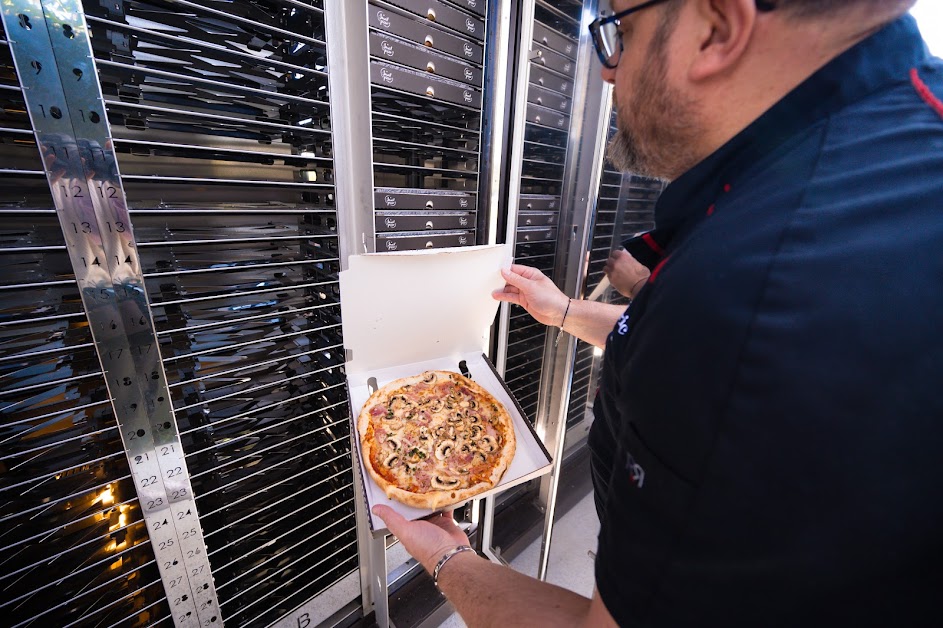 Distributeur de Pizzas - Au Petit Plaisir - 24h/24-7j/7 à Couëron (Loire-Atlantique 44)