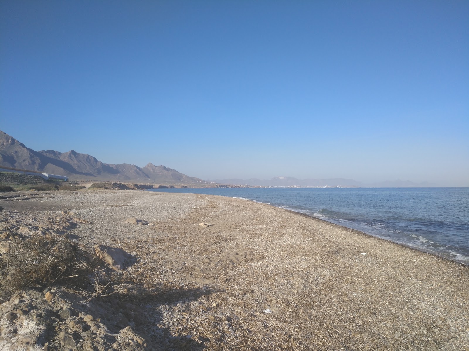 Foto von Playa de las Covaticas mit grauer sand&kies Oberfläche