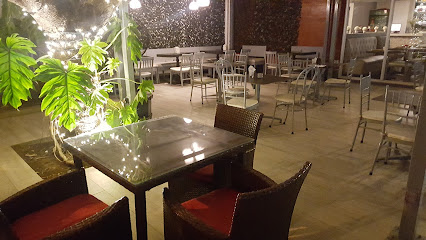 Emporio cafe, bistro & bar - Segunda entrada Las Colinas Plaza Mayor, Managua 14199, Nicaragua