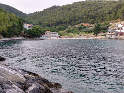 Bogomolje beach'in fotoğrafı dağlarla çevrili
