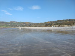 Foto di Spiaggia di Llanddona con costa lunga e dritta