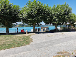 Plage d'Aiguebelette-le-Lac'in fotoğrafı uçurumlarla desteklenmiş