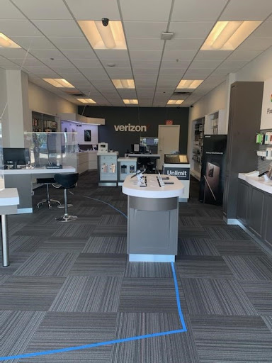 Cell Phone Store «Verizon Authorized Retailer - Wireless Zone», reviews and photos, 329 W Main St, Freehold, NJ 07728, USA