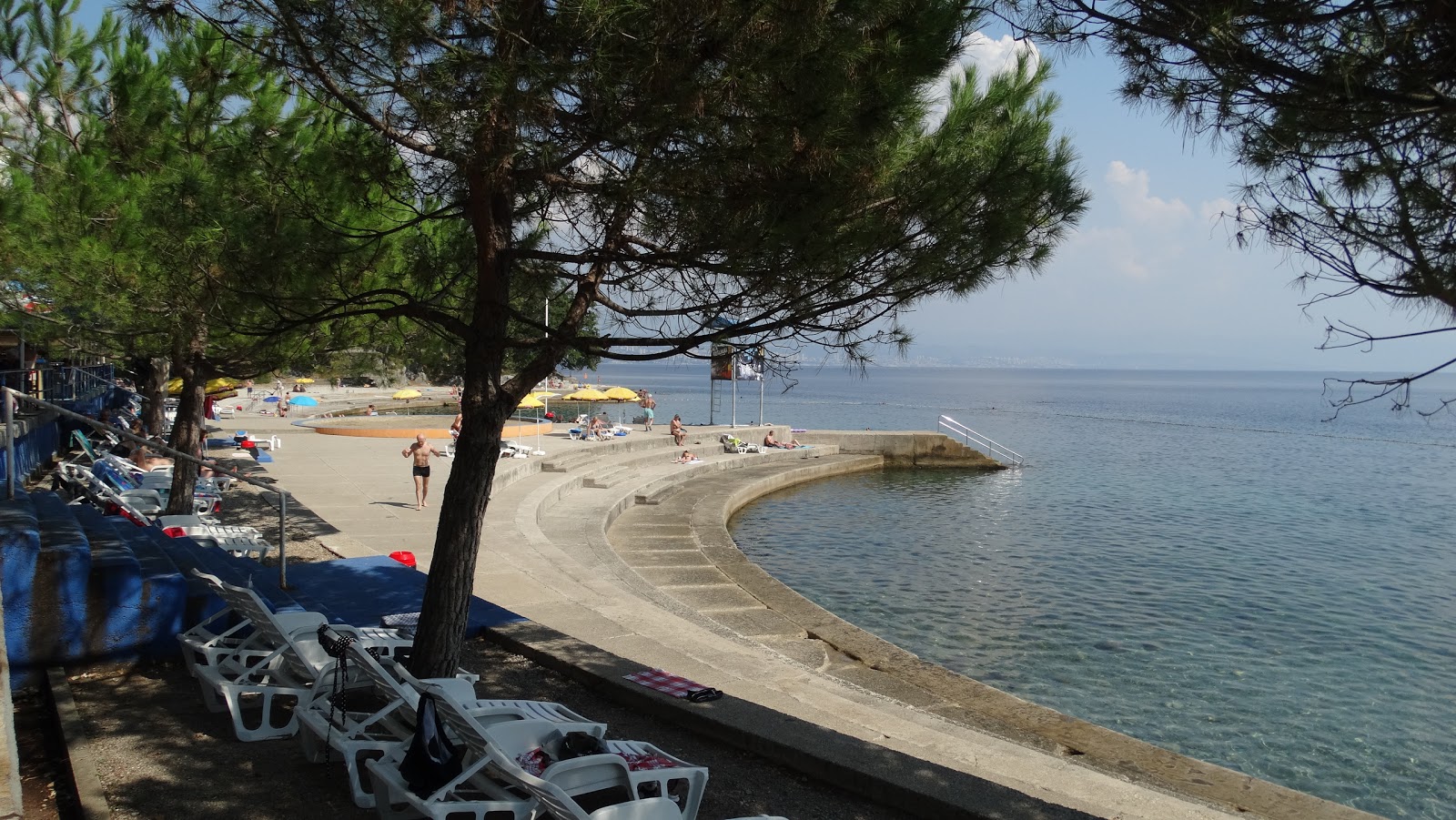 Foto von Kvarner beach mit türkisfarbenes wasser Oberfläche