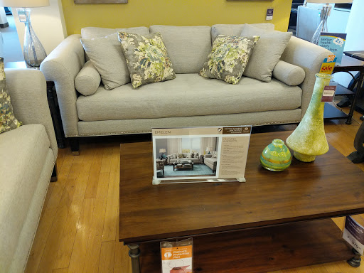 Furniture Store «Raymour & Flanigan Furniture and Mattress Store», reviews and photos, 100 Highland Ave, Seekonk, MA 02771, USA