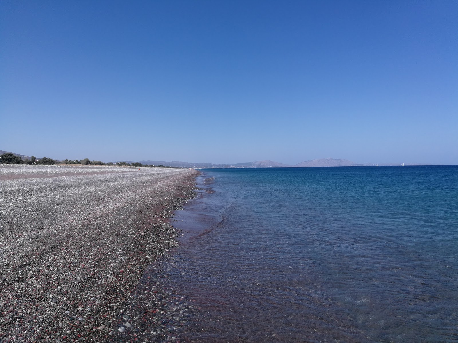 Foto di Spiaggia Gennadi II con una superficie del ciottoli beige
