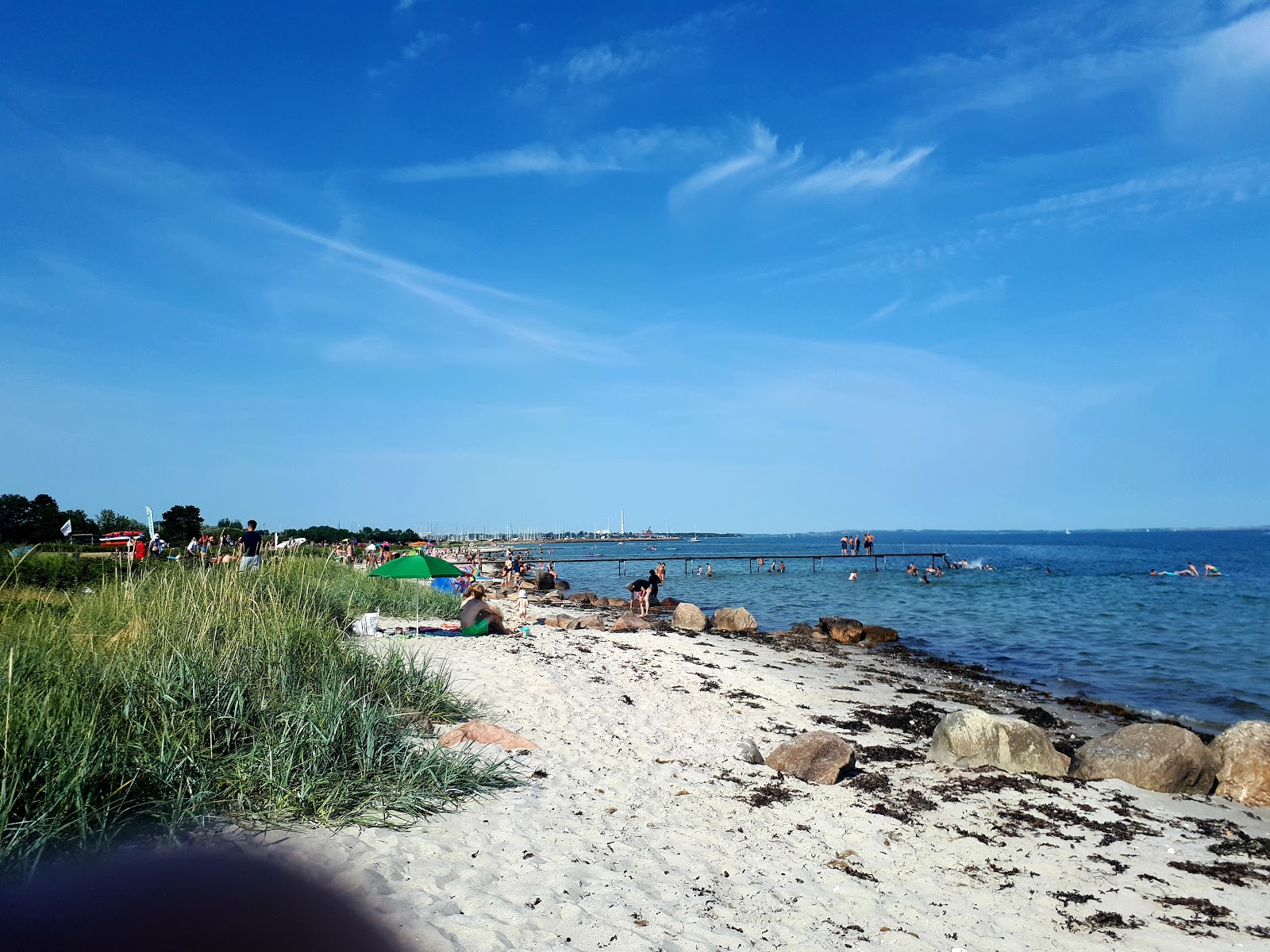 Foto van Akrogen Beach met beige zand oppervlakte