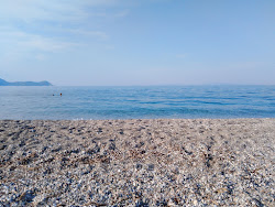 Foto von Stomi beach umgeben von Bergen