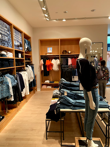 Clothing Store «J.Crew», reviews and photos, 4400 Sharon Rd #196, Charlotte, NC 28211, USA
